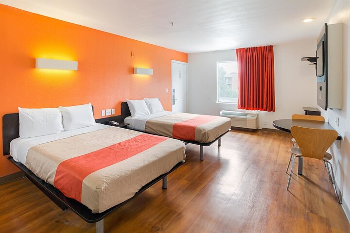 Motel 6 Grand Prairie TX - Near Six Flags Drive