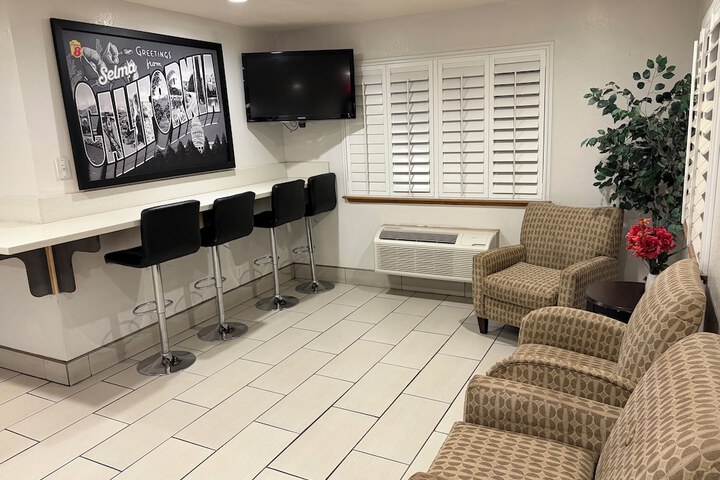 Super 8 by Wyndham Selma / Fresno Area
