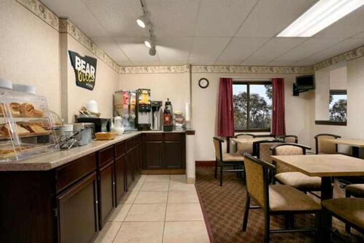 Travelodge by Wyndham Cleveland Lakewood