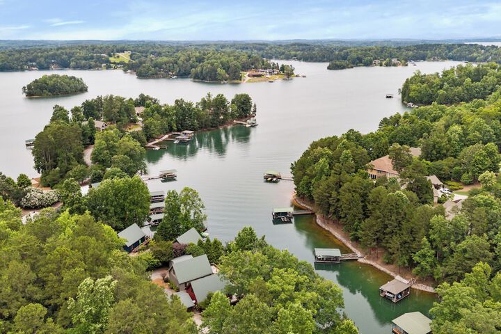 Lakefront Keowee Home w / Dock 14 Mi to Clemson