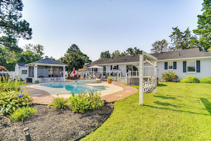 Luxe Lakefront Portsmouth Home: Fish Swim & Play!