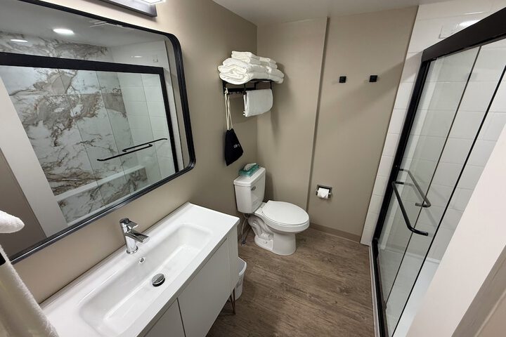 Lighthouse Inn & Suites