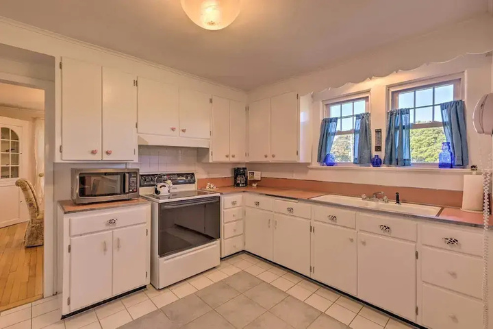 Near Wineries: Historic North Fork Farmhouse!