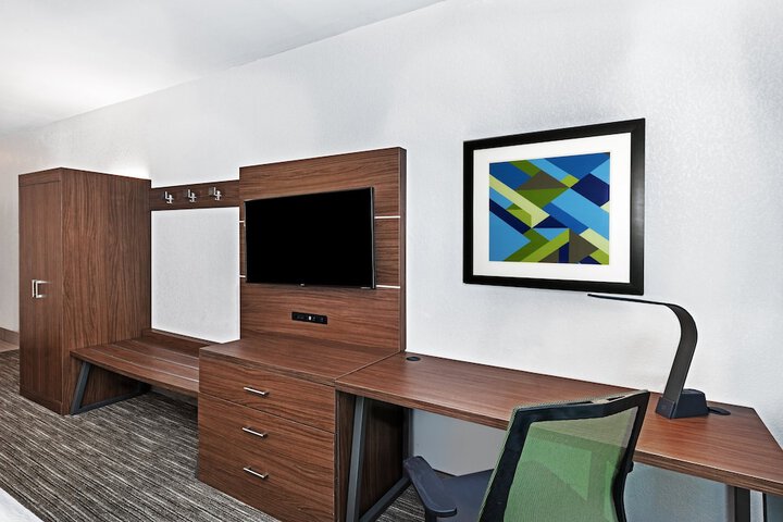 Room 28 of 34