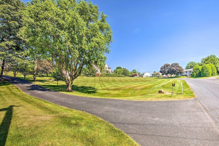 Charming Apartment w / Yard & Beautiful Gardens!