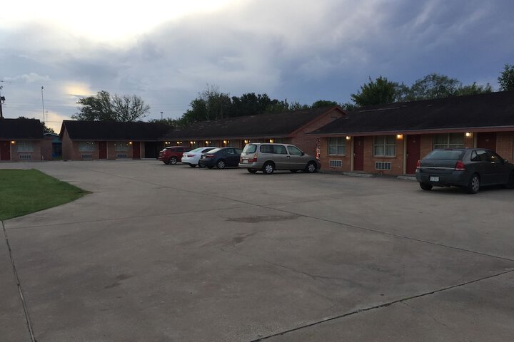 Lakeside Inn & Suites by OYO Mathis I 37