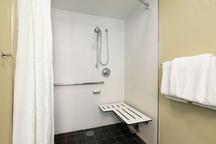 Room 213 of 405