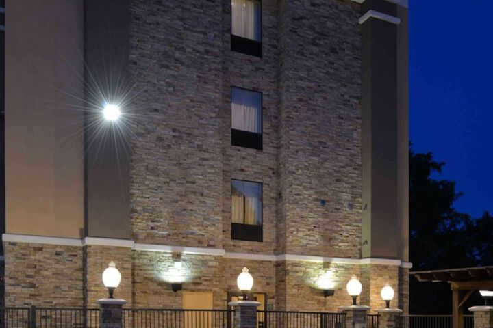 Hampton Inn & Suites Dallas Market Center