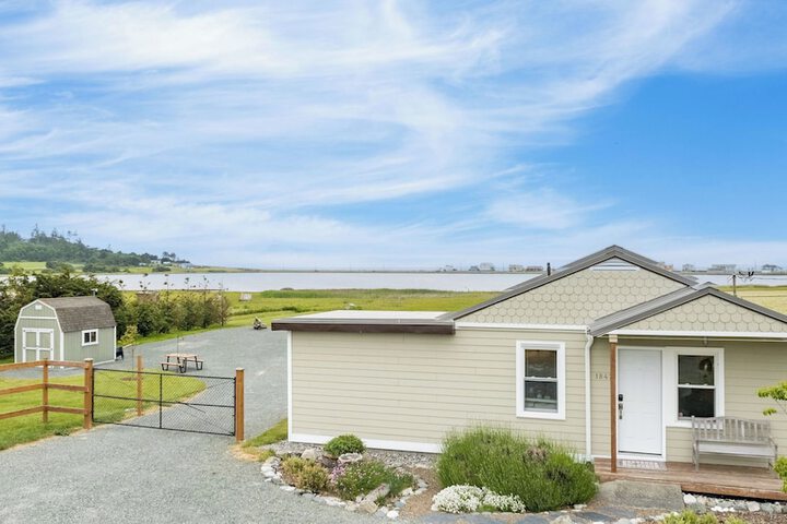 Swan Lake Cottage by Avantstay Views + Firepit
