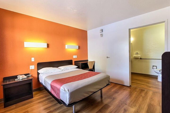 Room 17 of 37