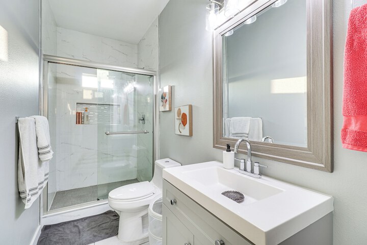Modern Farmhouse in Del Valle: Rural Setting!