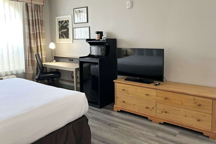 Room 32 of 46