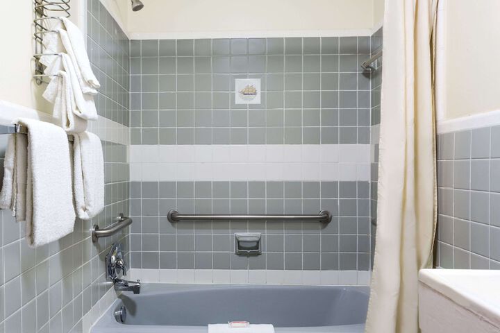 Room 6 of 13