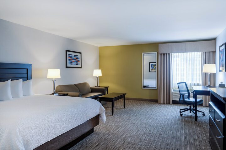 Holiday Inn Express & Suites Chicago-Libertyville by IHG