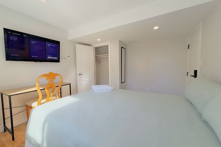 Cozy Rooms in Bright Walkout Suite - Newly Renovated 2026