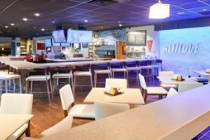 Lounge 6 of 8