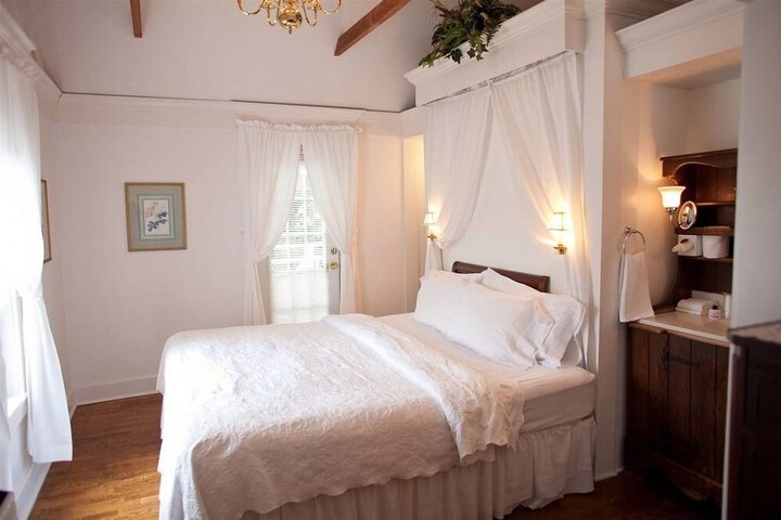 Room 5 of 18