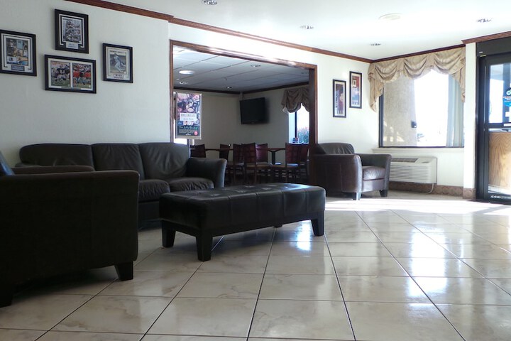 Baymont by Wyndham Arlington at Six Flags Dr