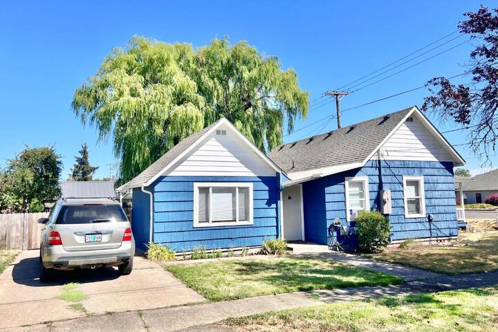 Main St. New with AC Monthly stays Charming Cottage KING BED