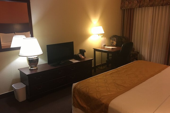 Days Inn & Suites by Wyndham Red Rock-Gallup