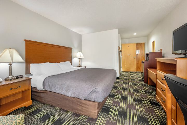 Quality Inn & Suites Near Amish Country