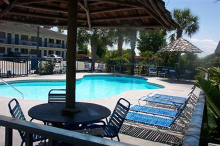 Crosbys Motor Inn