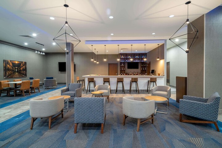 Lounge 27 of 30