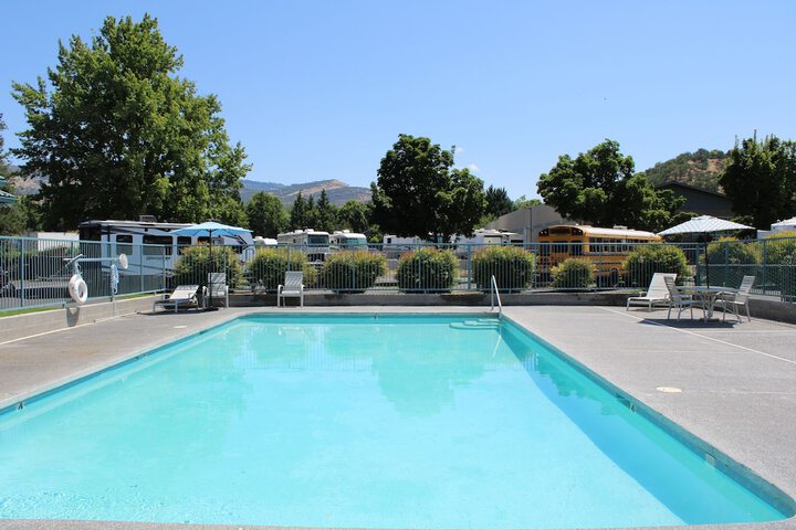 Pool 10 of 33