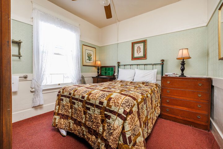 Room 25 of 82