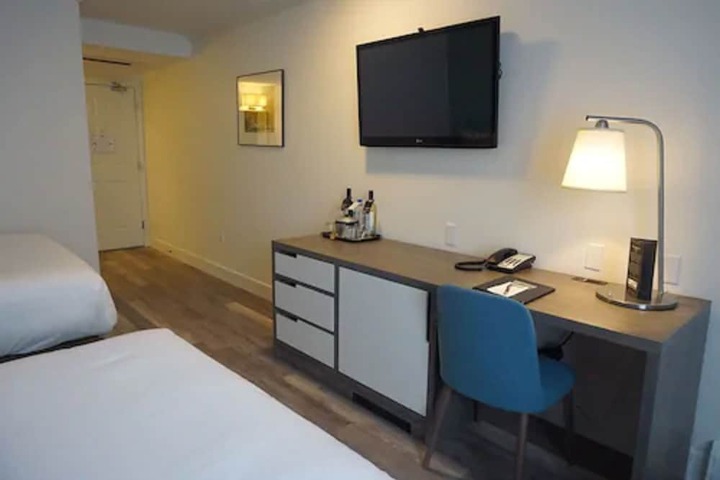Room 32 of 43