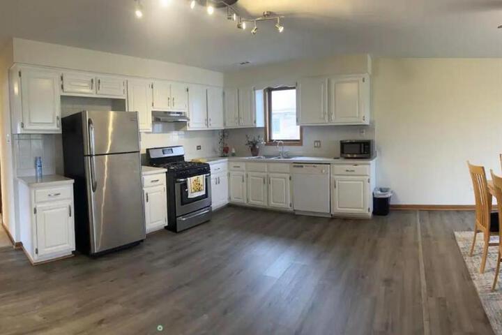3BR-2BA Deluxe Apartment with Fireplace and Balcony