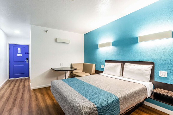 Room 21 of 37