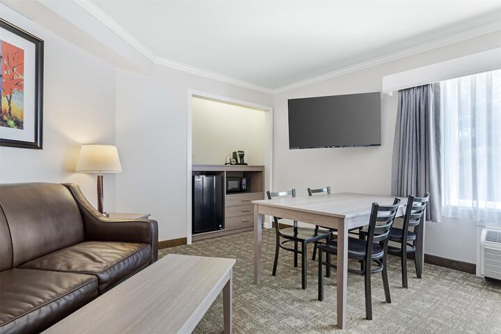 Best Western Plus Windjammer Inn & Conference Center