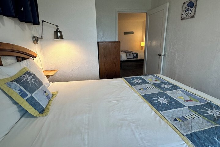 Tillicum Beach Motel (Deanes Oceanfront Lodge)