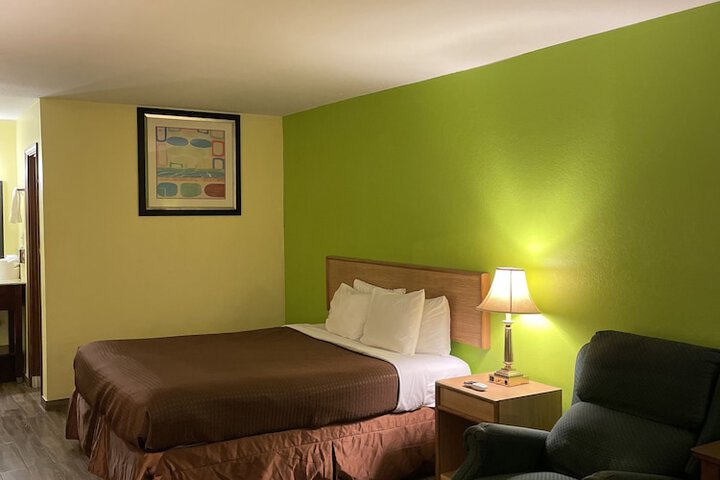 Room 7 of 12