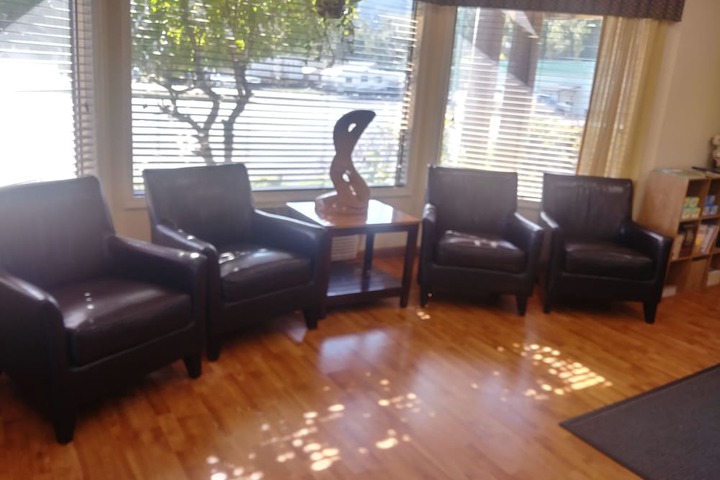 Oakridge Inn & Suites