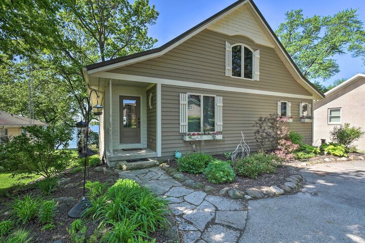 Pet-friendly Family Home Situated on Green Lake!