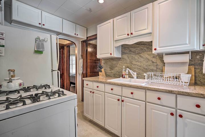 Dog-friendly Waretown Home w / Furnished Deck!