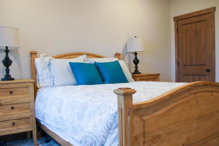 Lakefront Home 4 Bedroom 4 Bath Sleeps 12