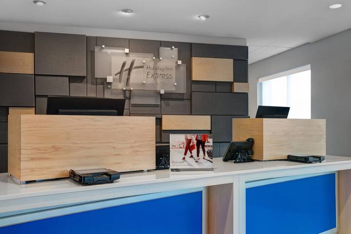 Holiday Inn Express & Suites Milwaukee - Brookfield by IHG