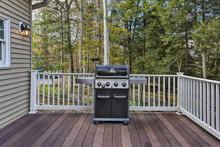 Beautiful Lakefront Retreat w / Deck & Views!