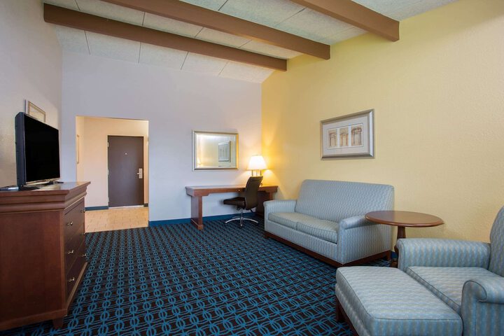 Room 25 of 39