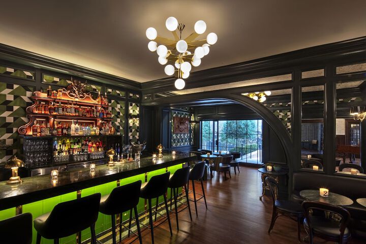 Lounge 102 of 123