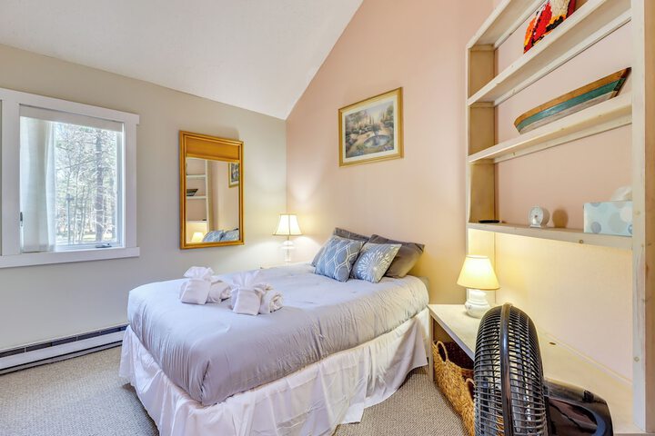 Hike Golf & Explore: Pocono Pines Townhome