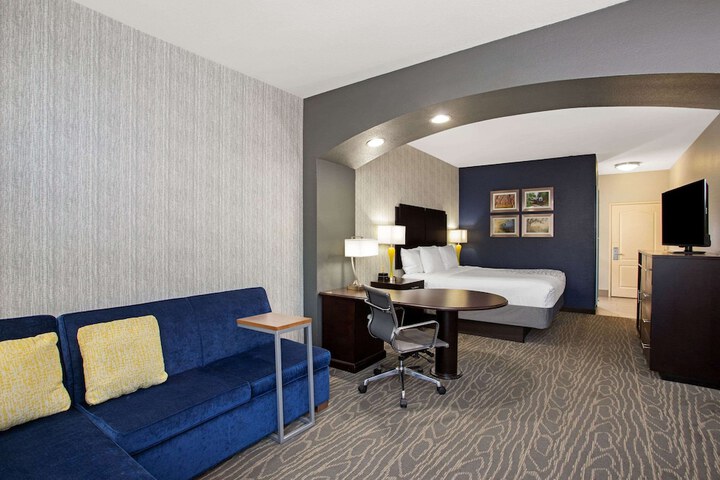 La Quinta Inn & Suites by Wyndham Palestine