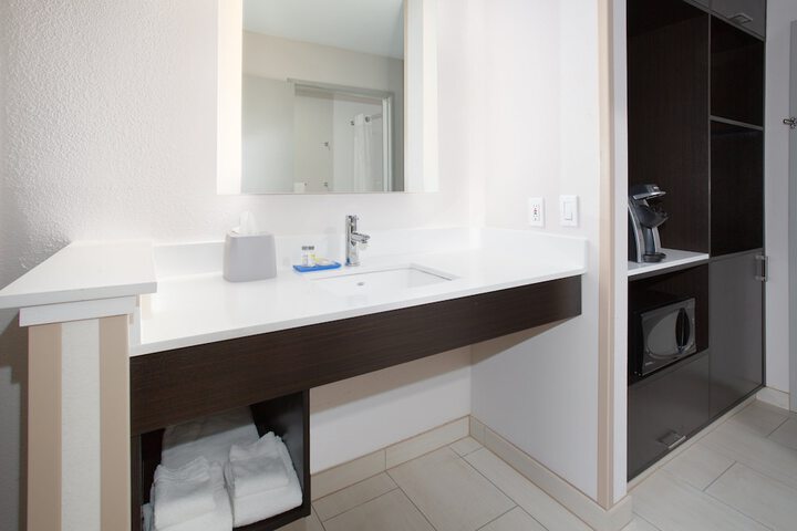 Holiday Inn Express & Suites Lincoln City by IHG