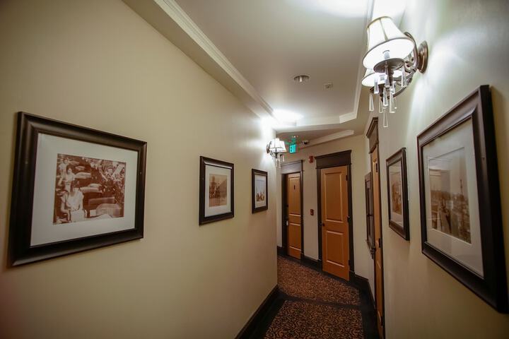 Ballroom/Hall 113 of 115