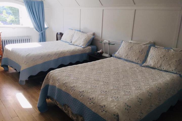 Le Petit Château Montebello B & B