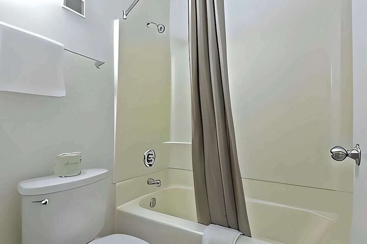 Room 7 of 16