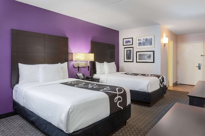 La Quinta Inn & Suites by Wyndham Clifton / Rutherford